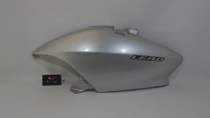 LATERAL TRASERO IZQUIERDO (PESTA&Ntilde;A PARTIDA) HONDA LEAD 110 2009